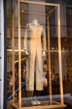 Milan, İtalya - 21 Eylül 2018: Burberry Mağazası Milan. Montenapoleone alan. Burberry hafta alışveriş moda.