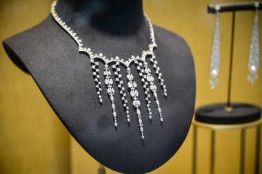 Milan, İtalya - 21 Eylül 2018: Cartier Mağazası Milan. Montenapoleone alan. Moda Haftası Cartier alışveriş.
