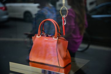 Milan, İtalya - 21 Eylül 2018: Cartier Mağazası Milan. Montenapoleone alan. Moda Haftası Cartier alışveriş.