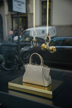 Milan, İtalya - 21 Eylül 2018: Cartier Mağazası Milan. Montenapoleone alan. Moda Haftası Cartier alışveriş.