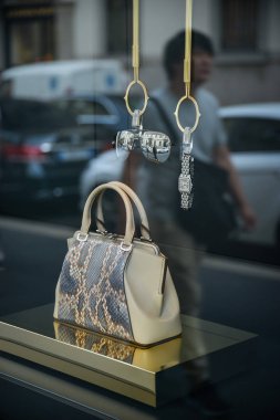 Milan, İtalya - 21 Eylül 2018: Cartier Mağazası Milan. Montenapoleone alan. Moda Haftası Cartier alışveriş.