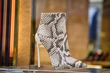 Milan, İtalya - 21 Eylül 2018: Casadei mağaza Milano'da. Montenapoleone alan. Hafta Casadei shopping moda.