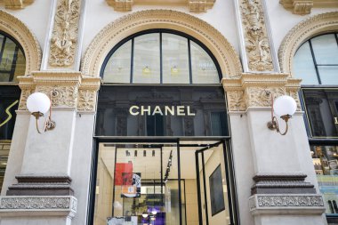 Milan, İtalya - 21 Eylül 2018: Chanel mağaza Milano'da. Montenapoleone alan. Moda Haftası Chanel alışveriş.