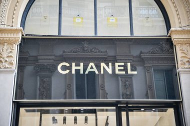 Milan, İtalya - 21 Eylül 2018: Chanel mağaza Milano'da. Montenapoleone alan. Moda Haftası Chanel alışveriş.
