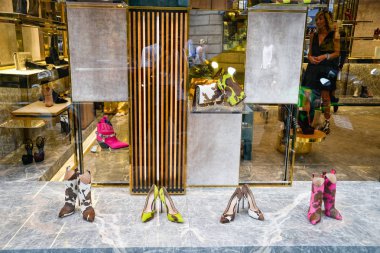 Milan, İtalya - 21 Eylül 2018: Casadei mağaza Milano'da. Montenapoleone alan. Hafta Casadei shopping moda.