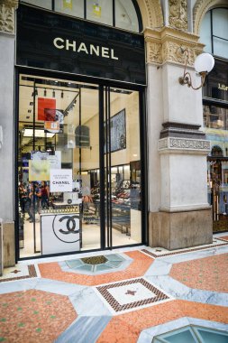 Milan, İtalya - 21 Eylül 2018: Chanel mağaza Milano'da. Montenapoleone alan. Moda Haftası Chanel alışveriş.