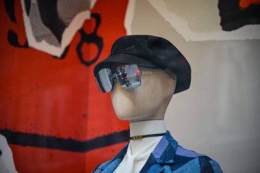 Milan, İtalya - 21 Eylül 2018: Dior mağaza Milano'da. Montenapoleone alan. Moda Haftası Dior alışveriş.