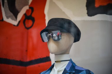 Milan, İtalya - 21 Eylül 2018: Dior mağaza Milano'da. Montenapoleone alan. Moda Haftası Dior alışveriş.