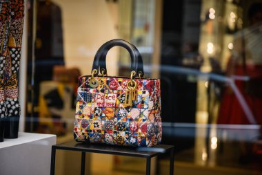 Milan, İtalya - 21 Eylül 2018: Dior mağaza Milano'da. Montenapoleone alan. Moda Haftası Dior alışveriş.
