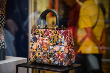 Milan, İtalya - 21 Eylül 2018: Dior mağaza Milano'da. Montenapoleone alan. Moda Haftası Dior alışveriş.