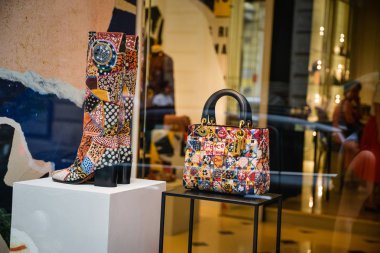 Milan, İtalya - 21 Eylül 2018: Dior mağaza Milano'da. Montenapoleone alan. Moda Haftası Dior alışveriş.