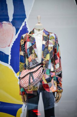 Milan, İtalya - 21 Eylül 2018: Dior mağaza Milano'da. Montenapoleone alan. Moda Haftası Dior alışveriş.