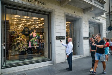 Milan, İtalya - 21 Eylül 2018: Dolce Gabbana mağaza Milano'da. Montenapoleone alan. Moda Haftası Dolce Gabbana