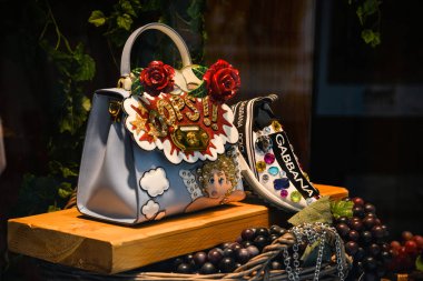Milan, İtalya - 21 Eylül 2018: Dolce Gabbana mağaza Milano'da. Montenapoleone alan. Moda hafta Dolce Gabbana alışveriş..