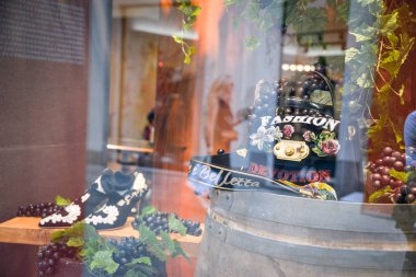 Milan, İtalya - 21 Eylül 2018: Dolce Gabbana mağaza Milano'da. Montenapoleone alan. Moda Haftası Dolce Gabbana