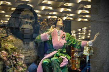 Milan, İtalya - 21 Eylül 2018: Dolce Gabbana mağaza Milano'da. Montenapoleone alan. Moda hafta Dolce Gabbana alışveriş..