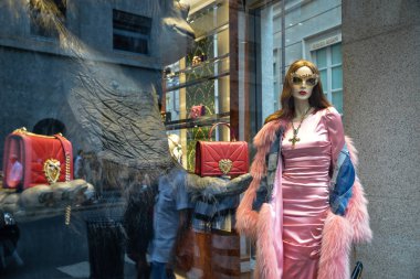 Milan, İtalya - 21 Eylül 2018: Dolce Gabbana mağaza Milano'da. Montenapoleone alan. Moda hafta Dolce Gabbana alışveriş..