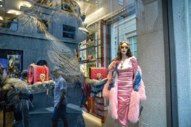 Milan, İtalya - 21 Eylül 2018: Dolce Gabbana mağaza Milano'da. Montenapoleone alan. Moda hafta Dolce Gabbana alışveriş..