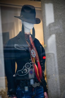 Milan, İtalya - 21 Eylül 2018: Dsquared2 mağaza Milano'da. Montenapoleone alan. Dsquared2 hafta alışveriş moda.