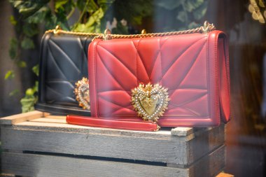 Milan, İtalya - 21 Eylül 2018: Dolce Gabbana mağaza Milano'da. Montenapoleone alan. Moda hafta Dolce Gabbana alışveriş..