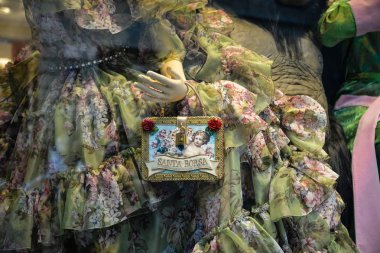 Milan, İtalya - 21 Eylül 2018: Dolce Gabbana mağaza Milano'da. Montenapoleone alan. Moda hafta Dolce Gabbana alışveriş..