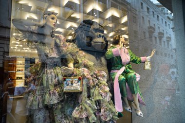 Milan, İtalya - 21 Eylül 2018: Dolce Gabbana mağaza Milano'da. Montenapoleone alan. Moda hafta Dolce Gabbana alışveriş..