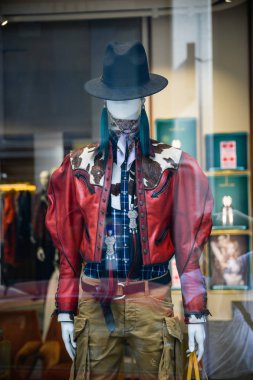 Milan, İtalya - 21 Eylül 2018: Dsquared2 mağaza Milano'da. Montenapoleone alan. Dsquared2 hafta alışveriş moda.