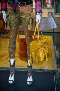 Milan, İtalya - 21 Eylül 2018: Dsquared2 mağaza Milano'da. Montenapoleone alan. Dsquared2 hafta alışveriş moda.