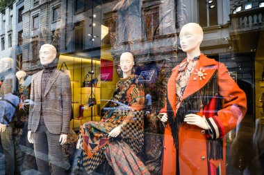 Milan, İtalya - 21 Eylül 2018: Etro mağaza Milano'da. Montenapoleone alan. Etro hafta alışveriş moda.