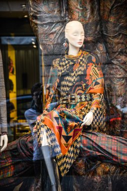 Milan, İtalya - 21 Eylül 2018: Etro mağaza Milano'da. Montenapoleone alan. Etro hafta alışveriş moda.