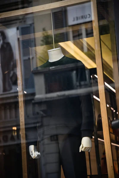 意大利米兰 2018年9月21日 在米兰的巴宝莉商店 Montenapoleone 时装周巴宝莉 — 图库照片
