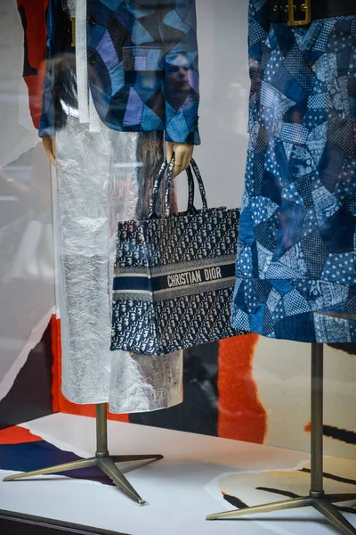 Milan, İtalya - 21 Eylül 2018: Dior mağaza Milano'da. Montenapoleone alan. Moda Haftası Dior alışveriş.