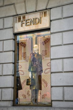 Milan, İtalya - 21 Eylül 2018: Fendi mağaza Milano'da. Montenapoleone alan. Hafta Fendi shopping moda.