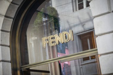 Milan, İtalya - 21 Eylül 2018: Fendi mağaza Milano'da. Montenapoleone alan. Hafta Fendi shopping moda.
