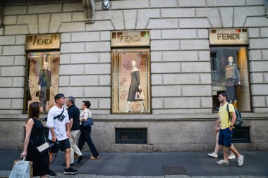 Milan, İtalya - 21 Eylül 2018: Fendi mağaza Milano'da. Montenapoleone alan. Hafta Fendi shopping moda.