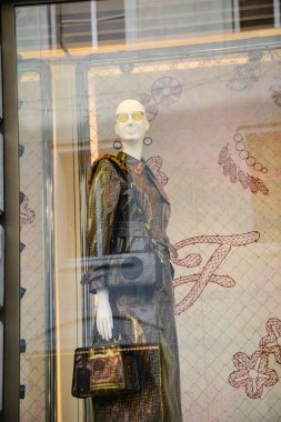 Milan, İtalya - 21 Eylül 2018: Fendi mağaza Milano'da. Montenapoleone alan. Hafta Fendi shopping moda.