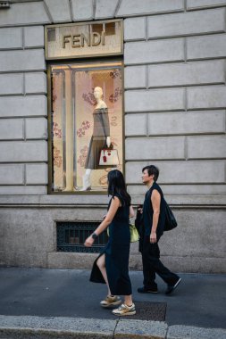 Milan, İtalya - 21 Eylül 2018: Fendi mağaza Milano'da. Montenapoleone alan. Hafta Fendi shopping moda.