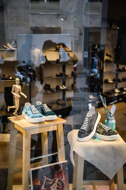 Milan, İtalya - 21 Eylül 2018: Fratelli Rossetti mağaza Milano'da. Montenapoleone alan. Moda Haftası Fratelli Rossetti alışveriş.