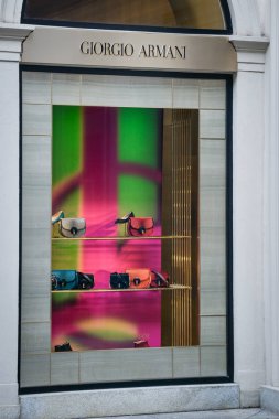 Milan, İtalya - 21 Eylül 2018: Giorgio Armani mağaza Milano'da. Montenapoleone alan. Giorgio Armani hafta alışveriş moda.