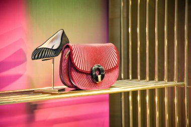 Milan, İtalya - 21 Eylül 2018: Giorgio Armani mağaza Milano'da. Montenapoleone alan. Giorgio Armani hafta alışveriş moda.