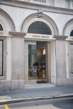 Milan, İtalya - 21 Eylül 2018: Giorgio Armani mağaza Milano'da. Montenapoleone alan. Giorgio Armani hafta alışveriş moda.