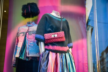 Milan, İtalya - 21 Eylül 2018: Giorgio Armani mağaza Milano'da. Montenapoleone alan. Giorgio Armani hafta alışveriş moda.