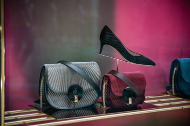 Milan, İtalya - 21 Eylül 2018: Giorgio Armani mağaza Milano'da. Montenapoleone alan. Giorgio Armani hafta alışveriş moda.
