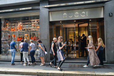 Milan, İtalya - 21 Eylül 2018: Gucci mağaza Milano'da. Montenapoleone alan. Gucci hafta alışveriş moda.