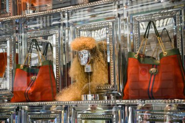 Milan, İtalya - 21 Eylül 2018: Gucci mağaza Milano'da. Montenapoleone alan. Gucci hafta alışveriş moda.