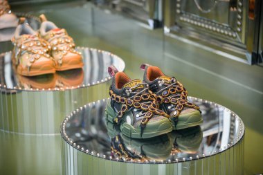 Milan, İtalya - 21 Eylül 2018: Gucci mağaza Milano'da. Montenapoleone alan. Gucci hafta alışveriş moda.