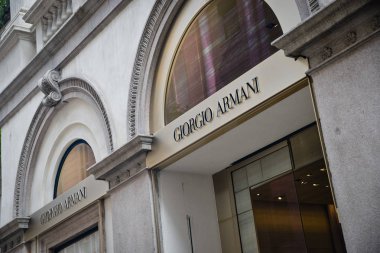 Milan, İtalya - 21 Eylül 2018: Giorgio Armani mağaza Milano'da. Montenapoleone alan. Giorgio Armani hafta alışveriş moda.