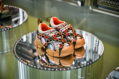 Milan, İtalya - 21 Eylül 2018: Gucci mağaza Milano'da. Montenapoleone alan. Gucci hafta alışveriş moda.