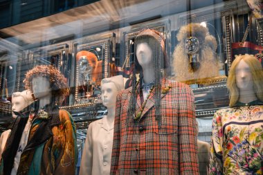 Milan, İtalya - 21 Eylül 2018: Gucci mağaza Milano'da. Montenapoleone alan. Moda Haftası Gucci