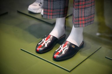 Milan, İtalya - 21 Eylül 2018: Gucci mağaza Milano'da. Montenapoleone alan. Gucci hafta alışveriş moda.